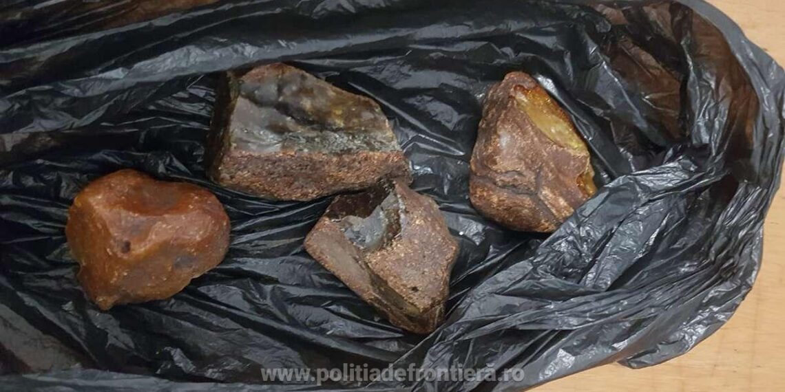 Chihlimbar brut descoperit în borseta unui ucrainean, confiscat de poliţiştii de frontieră de la Siret