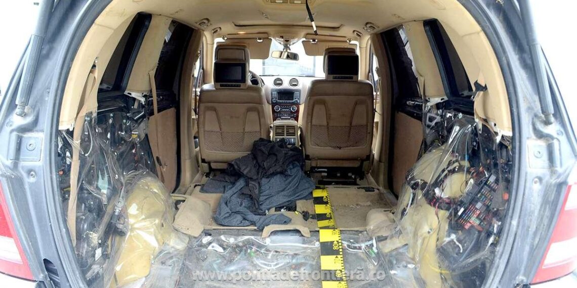 Aproximativ 20.000 de pachete de ţigări și un autoturism, în valoare totală de peste 330.000 lei, confiscate la frontiera de nord