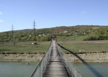 Accesul pe o punte situată pe râul Șomuz, din Dolhești, motiv de bătaie între un bătrân și un tânăr