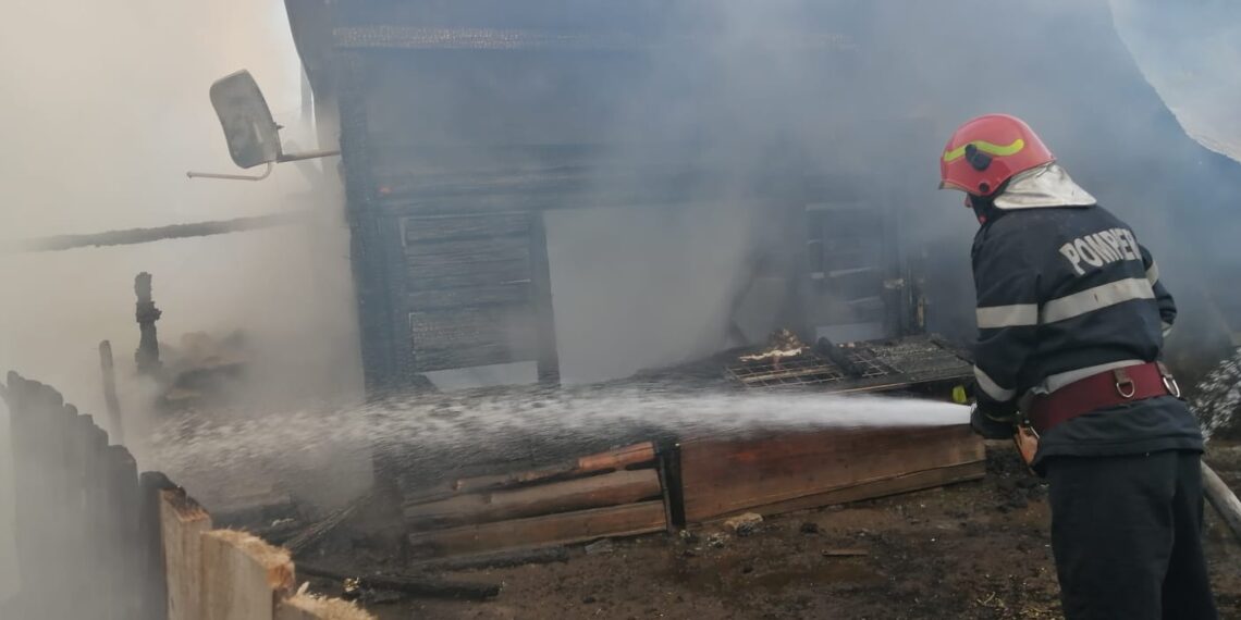 Pagube de 90.000 de lei produse de un incendiu izbucnit la o gospodărie din Slătioara