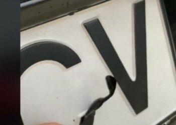 Vezi ce poți păți dacă faci trendul de pe TikTok, cu banda neagră pe numerele de înmatriculare