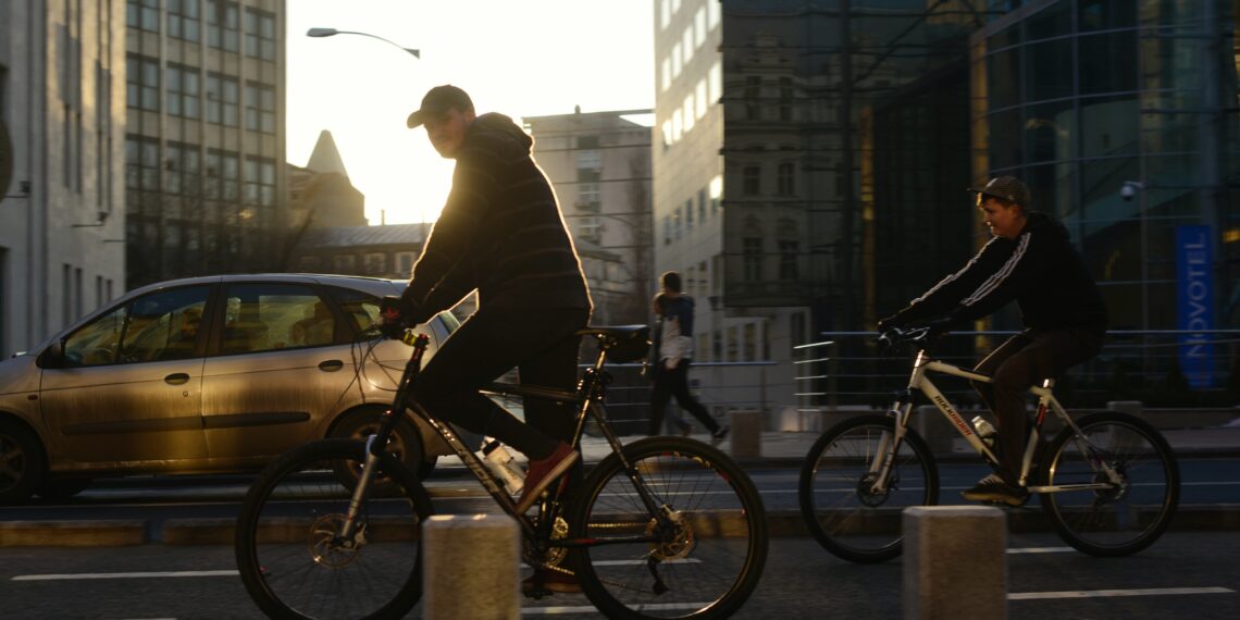 Biciclist lovit fără motiv de un bărbat beat pe o stradă din Frasin