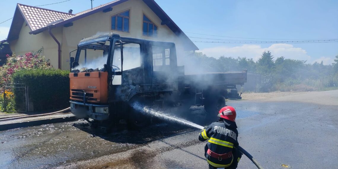 FOTO Pompierii au intervenit la stingerea unui incendiu izbucnit la un autocamion pe o stradă din Fălticeni