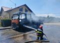 FOTO Pompierii au intervenit la stingerea unui incendiu izbucnit la un autocamion pe o stradă din Fălticeni