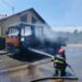FOTO Pompierii au intervenit la stingerea unui incendiu izbucnit la un autocamion pe o stradă din Fălticeni