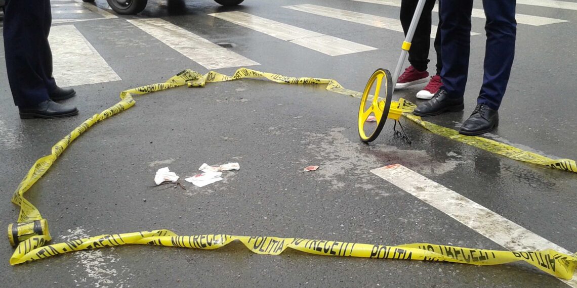 Adolescentă de 12 ani, lovită de un motociclu în timp ce traversa strada regulamentar