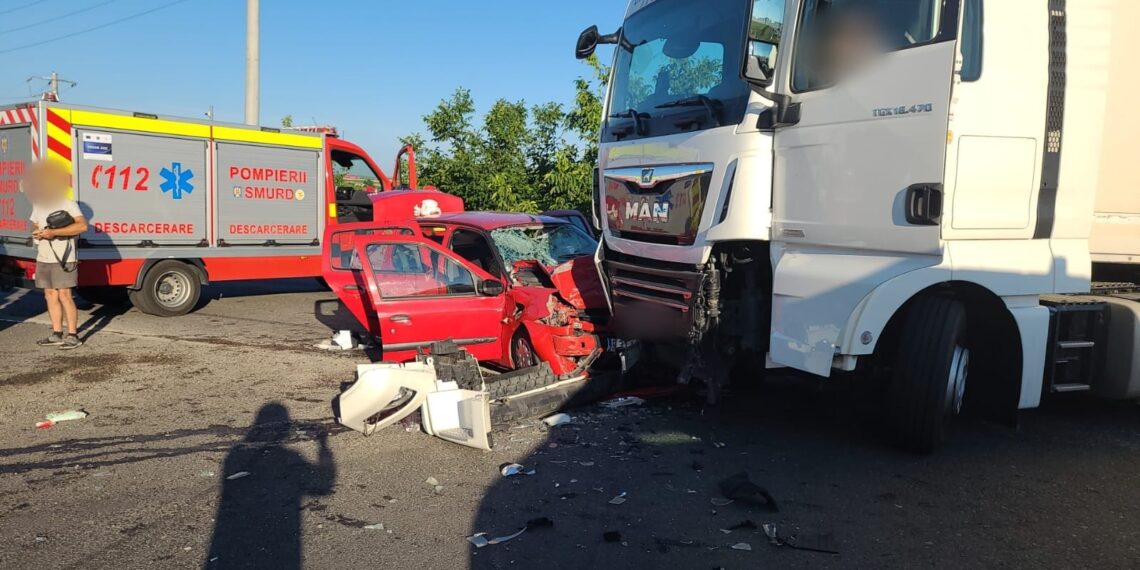 Trei persoane au ajuns la spital, din cauza unui șofer de camion care nu a acordat prioritate de trecere unui autoturism