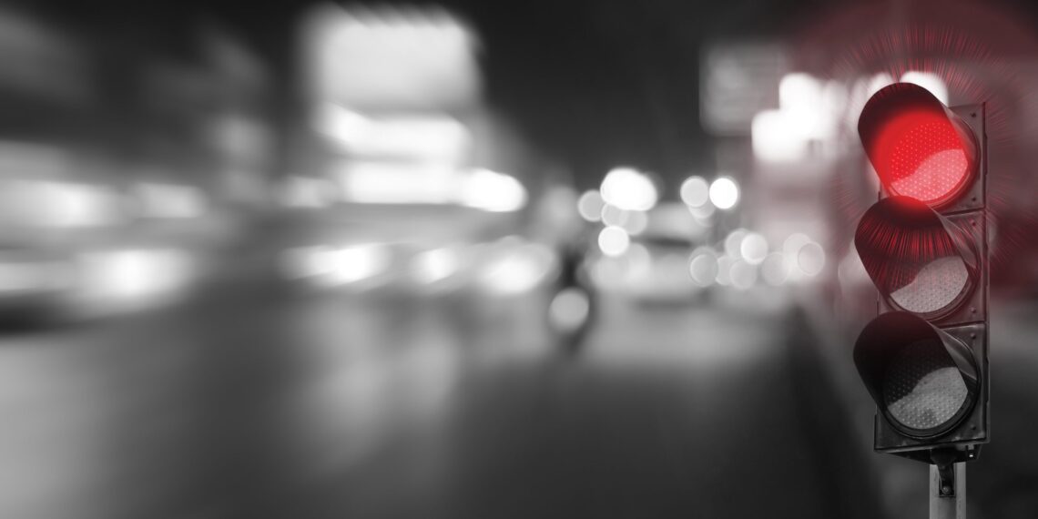 Șofer beat înșfăcat de polițiști după ce a trecut pe culoare roșie a unui semafor din Rădăuți