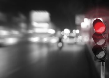 Șofer beat înșfăcat de polițiști după ce a trecut pe culoare roșie a unui semafor din Rădăuți