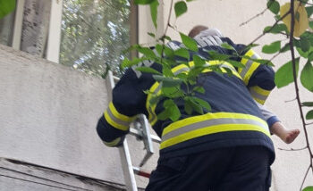 Pompierii militari au intrat pe fereastra unui apartament din Suceava pentru a o salva pe o bătrână căzută pe podea