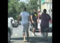 Doi șoferi cu apucături de boxeri s-au bătut în stradă. Unul dintre ei s-a ales cu mașina vandalizată