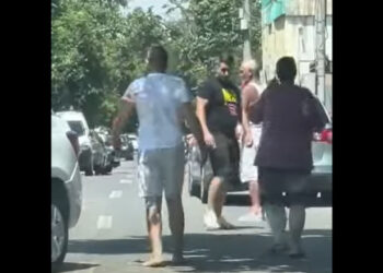 Doi șoferi cu apucături de boxeri s-au bătut în stradă. Unul dintre ei s-a ales cu mașina vandalizată