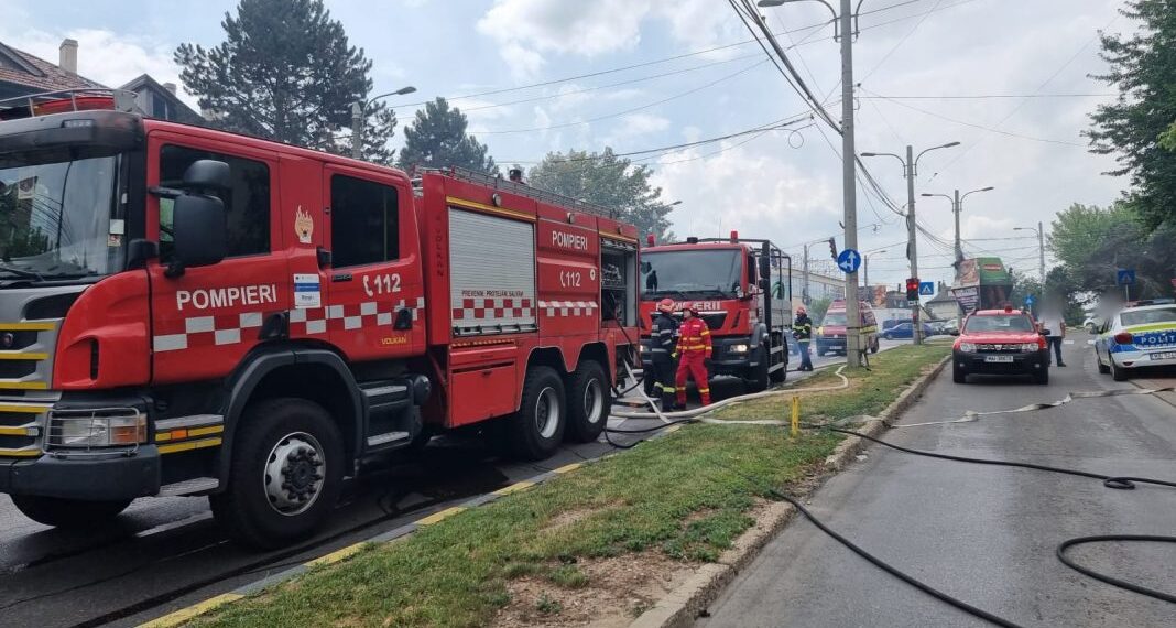 Pompierii suceveni au stins un incendiu izbucnit în centrul Sucevei din cauza unei țigări