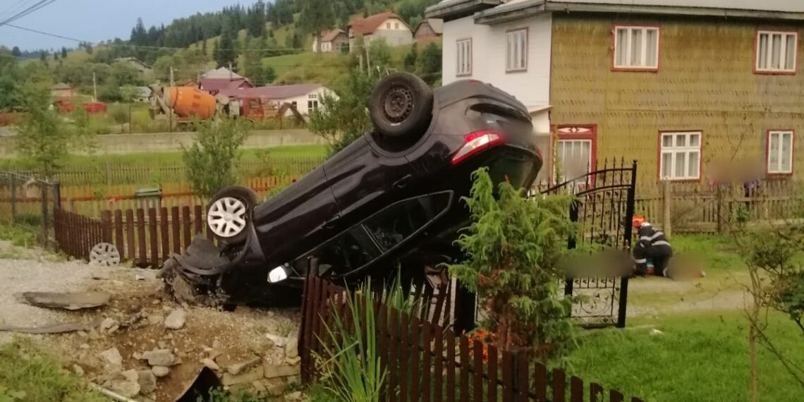 Din cauza oboselii, un bărbat a pierdut controlul unui Nissan Qashqai și s-a răsturnat într-o curte din Ciocănești