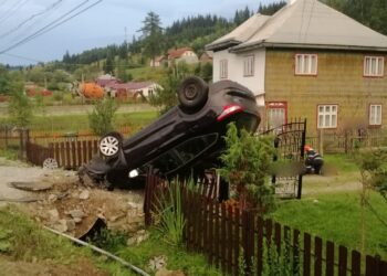 Din cauza oboselii, un bărbat a pierdut controlul unui Nissan Qashqai și s-a răsturnat într-o curte din Ciocănești
