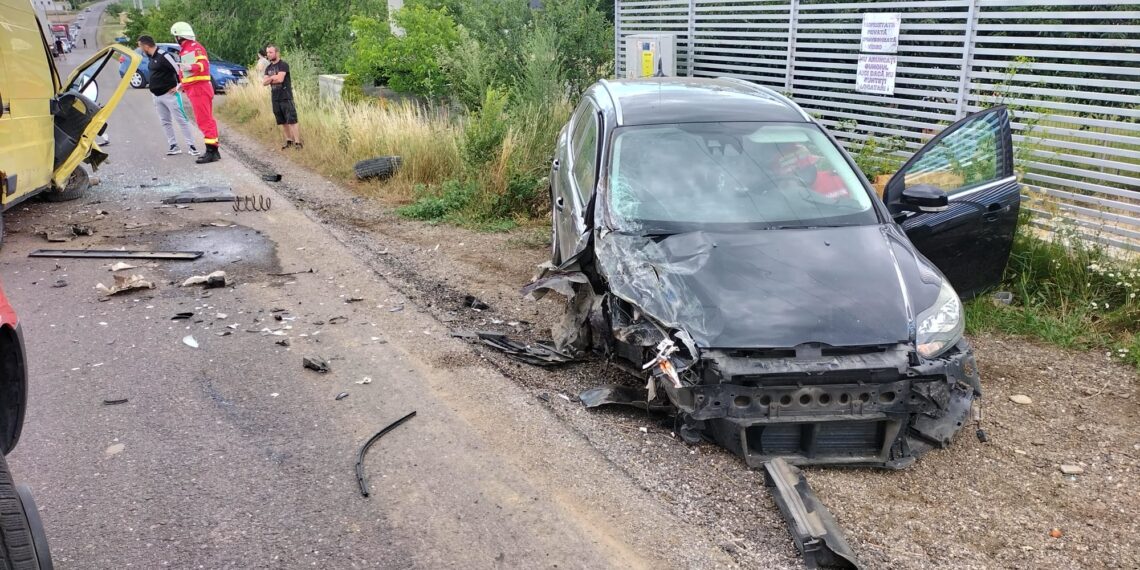FOTO Două mașini implicate într-un accident rutier la ieșire din Suceava spre Moara