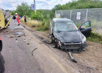 FOTO Două mașini implicate într-un accident rutier la ieșire din Suceava spre Moara