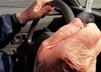 Un bătrân de 72 de ani a produs o tamponare după ce s-a urcat la volan având o alcoolemie de 0,90 mg/l alcool pur în aerul expirat