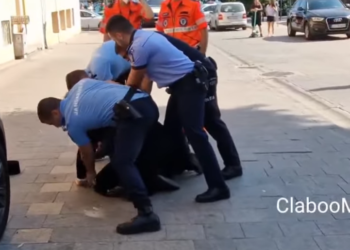 Călugăr imobilizat și încătușat, după un schimb de replici cu polițiștii, jandarmii și personalul SMURD: ”Nu merg la doctor că-s nervos, îs nebun”