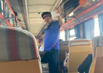 Un controlor CFR i-a cerut mită deputatului USR Iulian Bulai în tren: „Se apleacă spre mine și îmi zice să îi dau 70 de lei și să rămână așa”