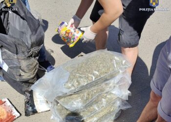Individ arestat preventiv pentru că a ridicat un colet ce conținea peste cinci kilograme de canabis, de la o firmă de curierat