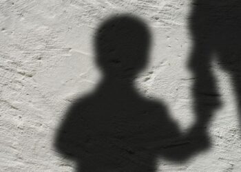 Doi copii de 7 luni, respectiv 1 an, bătuți de tatăl lor pentru a o convinge pe mama micuților să îi trimită bani pentru droguri. Tânăra se afla la muncă în străinătate, când a primit imaginile cutremurătoare