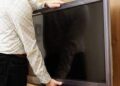 Bărbat rămas fără televizor, după ce femeia care îl găzduia i l-a sustras