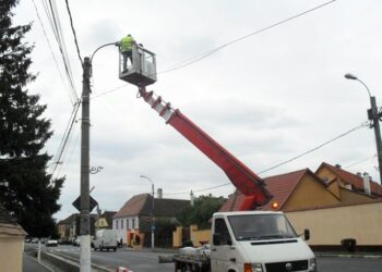 Doi bărbați au ajuns la spital după ce autoscara pe care se aflau a căzut în albia unui pârâu din comuna Paltinu