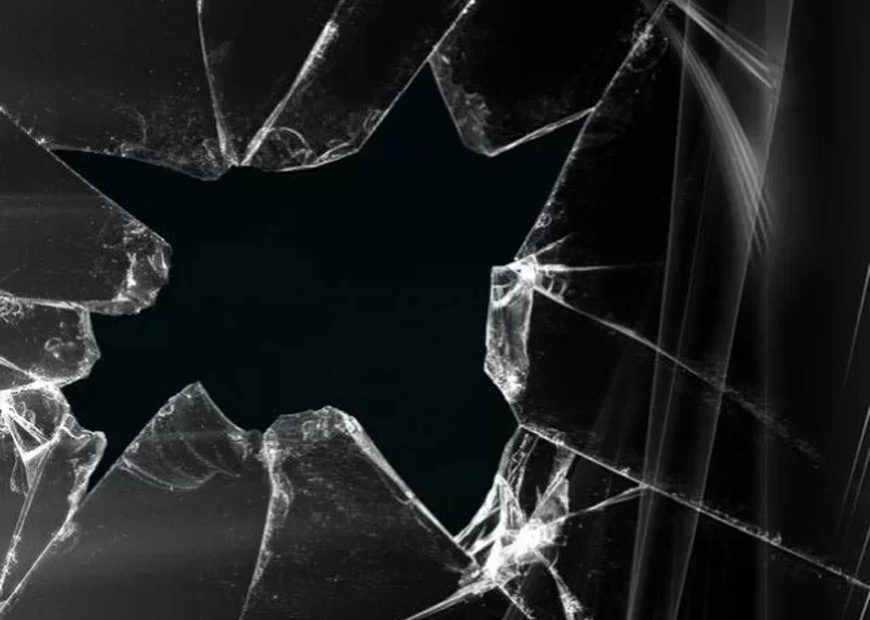 Un tânăr de 22 de ani, din satul Mironu, a prins puteri după ce s-a îmbătat. A început să facă scandal și să provoace stricăciuni prin curte