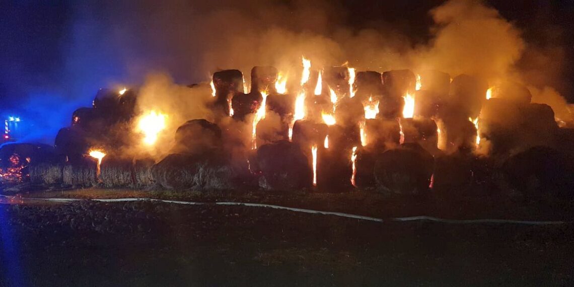 120 de baloți din paie au luat foc din cauza efectului de lupă, din cauza mai multor sticle de apă și a razelor soarelui