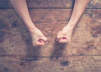 O femeie din Fântânele și-a dat iubitul afară din casă, după nici un an de locuit împreună. La plecare, bărbatul a primit un pumn în față din partea concubinei