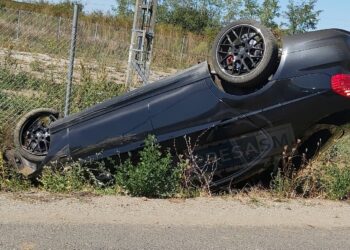 Un șofer cu alcoolemie de 1,05 mg/l alcool pur s-a răsturnat cu BMW-ul în afara drumului și s-a oprit într-un cap de pod