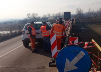 Două autoturisme s-au ciocnit pe podul de la Milișăuți, din cauza unui vicovean care nu s-a oprit la culoarea roșie a semaforului