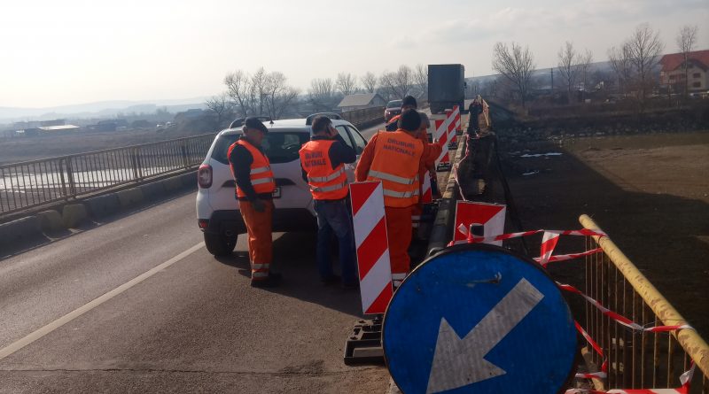 Două autoturisme s-au ciocnit pe podul de la Milișăuți, din cauza unui vicovean care nu s-a oprit la culoarea roșie a semaforului