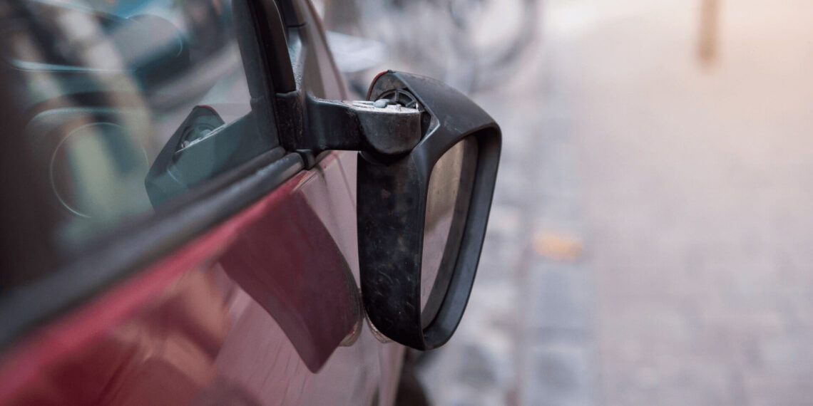 Botoșănean încătușat după ce l-a apucat strechea și a distrus oglinda unei mașini parcate regulamentar în Suceava