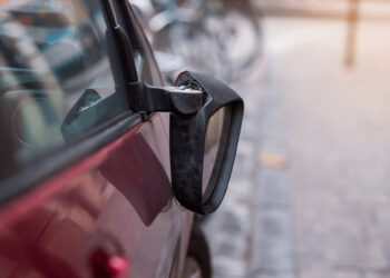 Botoșănean încătușat după ce l-a apucat strechea și a distrus oglinda unei mașini parcate regulamentar în Suceava