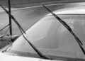 Din gelozie că fosta soție și-a găsit alt partener, un bărbat a amenințat-o și i-a rupt un ștergător. Aceste fapte i-au asigurat 24 de ore în arest