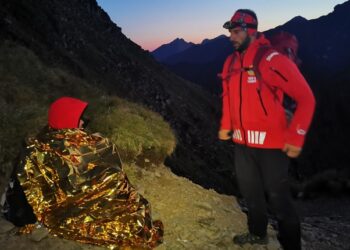 Un grup de „prieteni” l-au abandonat pe un tânăr pe munte. Acesta și-a scris numele, CNP-ul și numărul unei mașini înmatriculate în Suceava