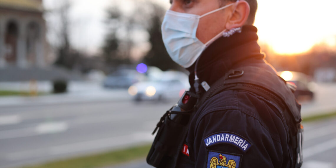 Bărbat reținut pentru că l-a bătut pe un jandarm de Zilele Putnei