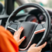 O tânără din Slatina s-a ales cu dosar penal pentru că s-a urcat la volanul unui Range Rover fără a avea permis de conducere