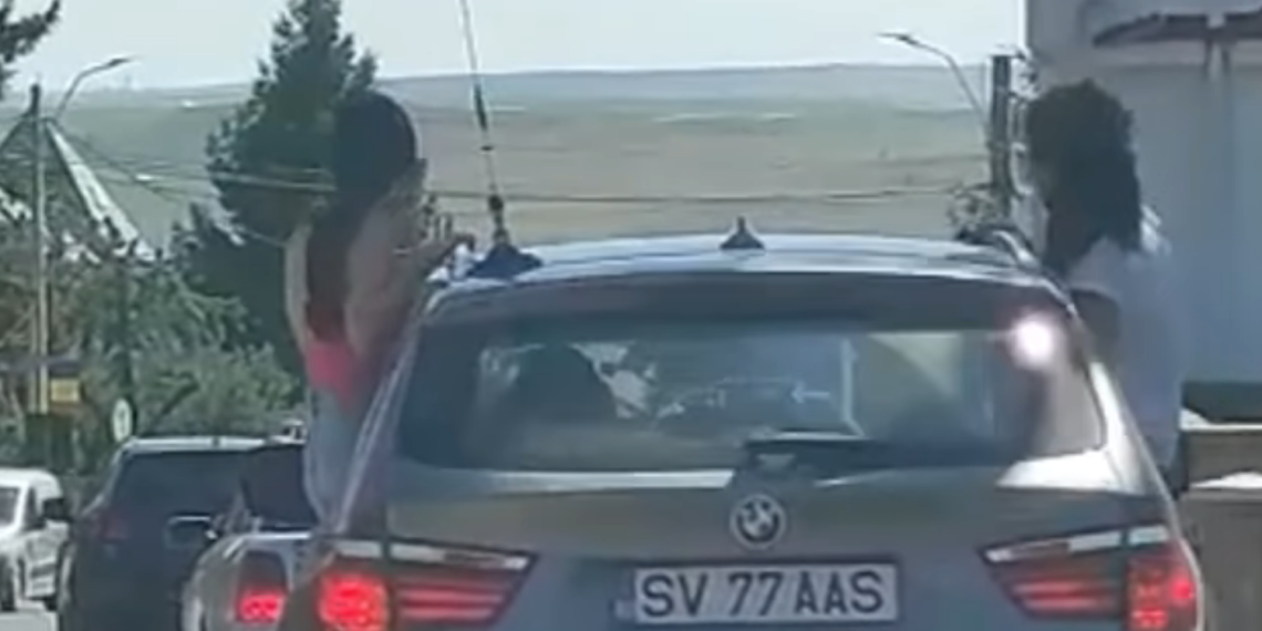 Polițiștii le-au amendat pe tinerele care s-au dat în spectacol ieșit pe geamurile unui BMW aflat în mișcare. Șoferul nu a scăpat „nepremiat”