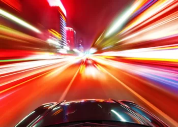 Tânăr sucevean pricopsit cu dosar penal, după ce a fost prins conducând o mașină 103 km/h dinspre Ițcani spre Burdujeni. Numerele de înmatriculare provizorii erau expirate