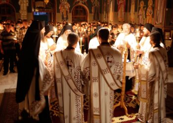 O persoană l-a întrebat pe ÎPS Calinic dacă credincioșii trebuie să se îmbrace în negru la Prohodul Maicii Domnului