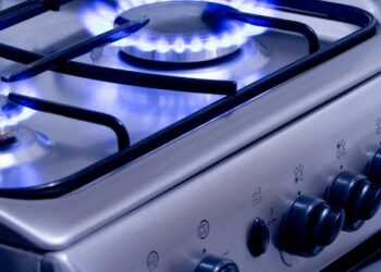 Bărbat ajuns la spital, după ce s-a apropiat de flacăra aragazului și i-a luat foc cămașa