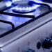 Bărbat ajuns la spital, după ce s-a apropiat de flacăra aragazului și i-a luat foc cămașa