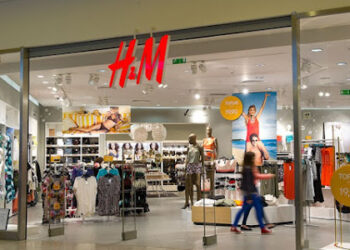 O tânără din Craiova a încercat să fure o rochie din magazinul H&M din Iulius Mall Suceava