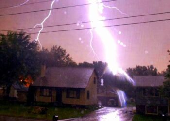 O casă din Gălănești a luat foc din cauza unui trăsnet