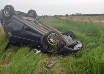 Grav accident rutier provocat de un șofer inconștient de BMW care a avut chef să se întreacă cu polițiștii. Un bărbat a murit, iar altul a ajuns grav la spital, după ce mașina în care se aflau s-a răsturnat