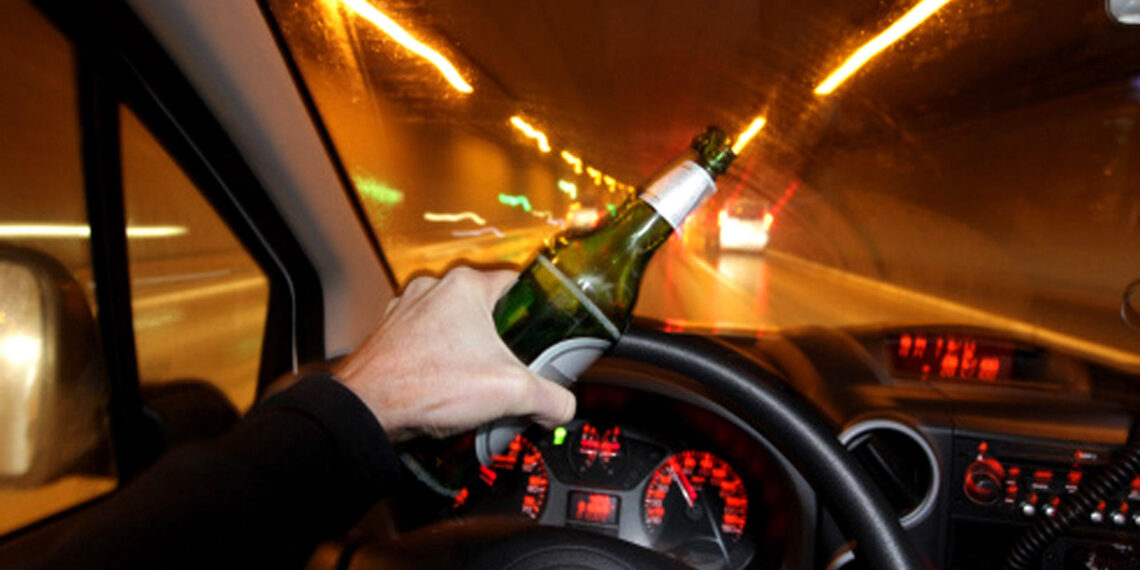 Un individ pericol public s-a înfipt cu BMW-ul radiat într-un cap de pod din Preutești, după ce s-a luat la întrecere cu polițiștii. Inconștientul avea o alcoolemie de 1,10 mg/l alcool pur în aerul expirat  