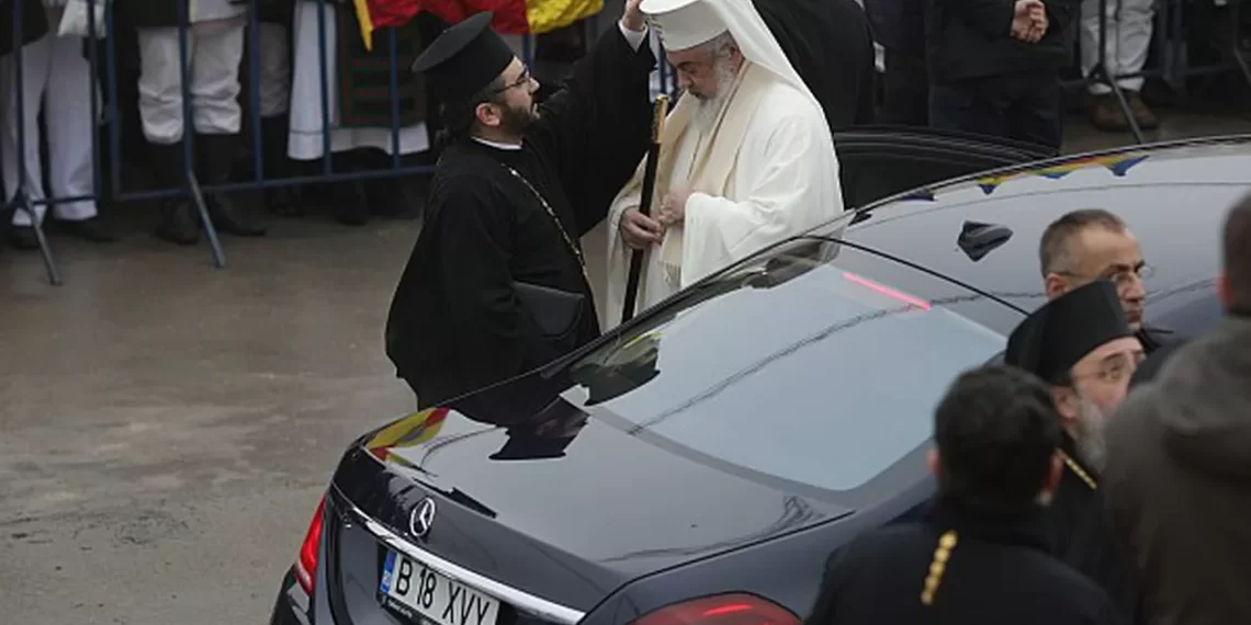O persoană l-a întrebat pe ÎPS Calinic de ce ierarhii Bisericii Ortodoxe Române locuiesc în reședințe mari și au mașini de lux: „Astăzi, o mașină bună nu mai este un moft, ci o necesitate”